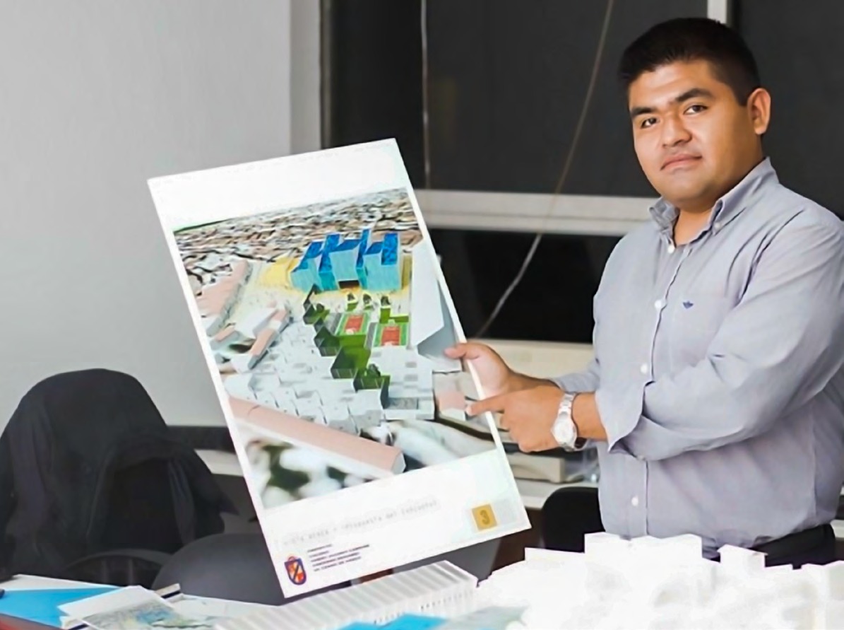 Arq. Ronald Ochoa revisando planos de proyecto en oficina